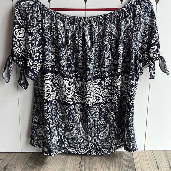 NWT Free Kisses Top Shirt Large - Picture 1 of 6